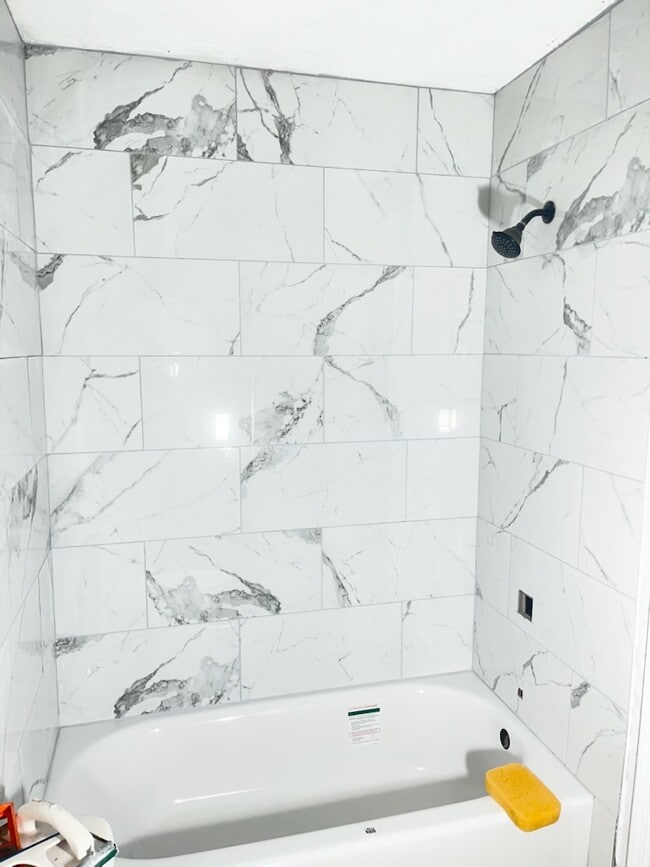 Shower/Tub - 49 Berkshire Rd