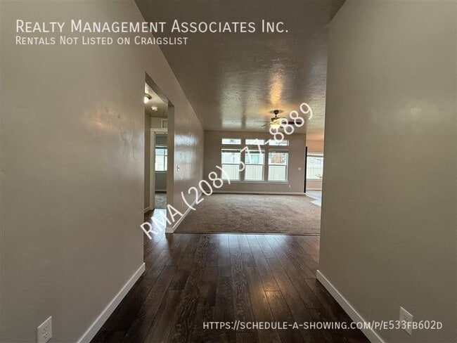 Photo - 701 E Gannett Dr