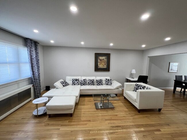 Photo - 12 COLLEGE St