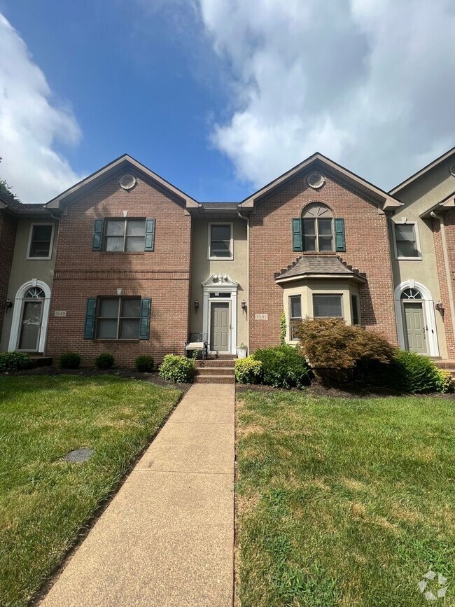Building Photo - Spacious three bedroom, two and a half bat... Rental