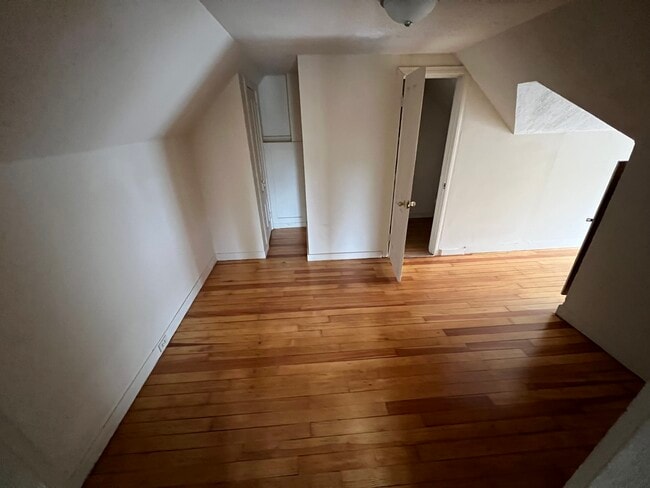 Building Photo - 75 1/2 Kinsley St Unit APT C Studio