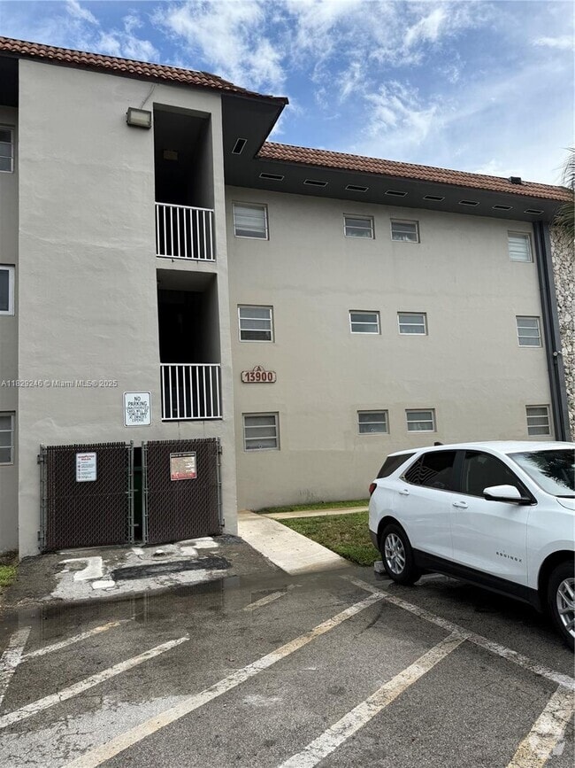 Building Photo - 13900 Lake Placid Ct Unit A37 Rental