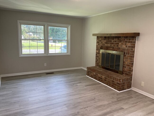 104 Greencrest Cir