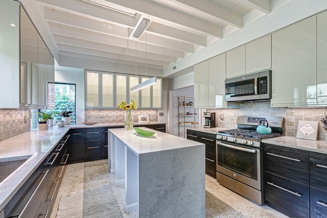 Photo - 626 N Lakeside Dr