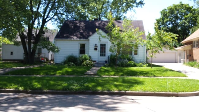 Cute, cottage Exterior - 303 W Stanage Ave Rental