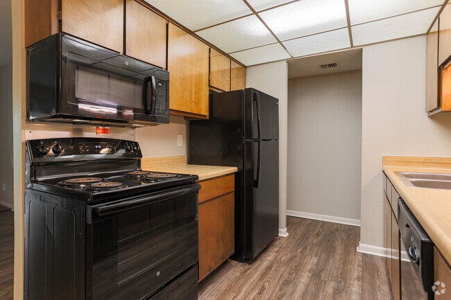 2BR, 2BA - 985SF - B1 - Kitchen