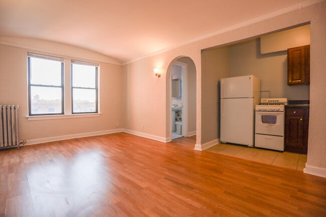 Building Photo - 1110 W Rosemont Ave Unit #515