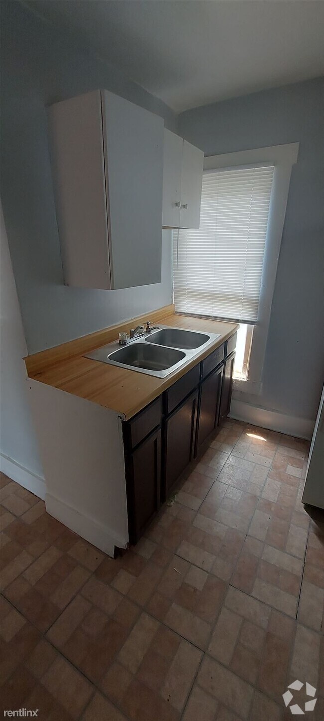 Building Photo - 2 br, 1 bath Triplex - 436 Wood Street 436-3 Rental