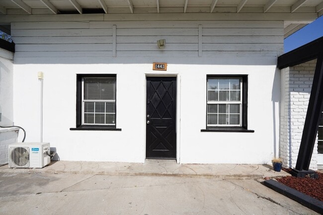 Photo - 1443 N Riverside Ave Unidad 1