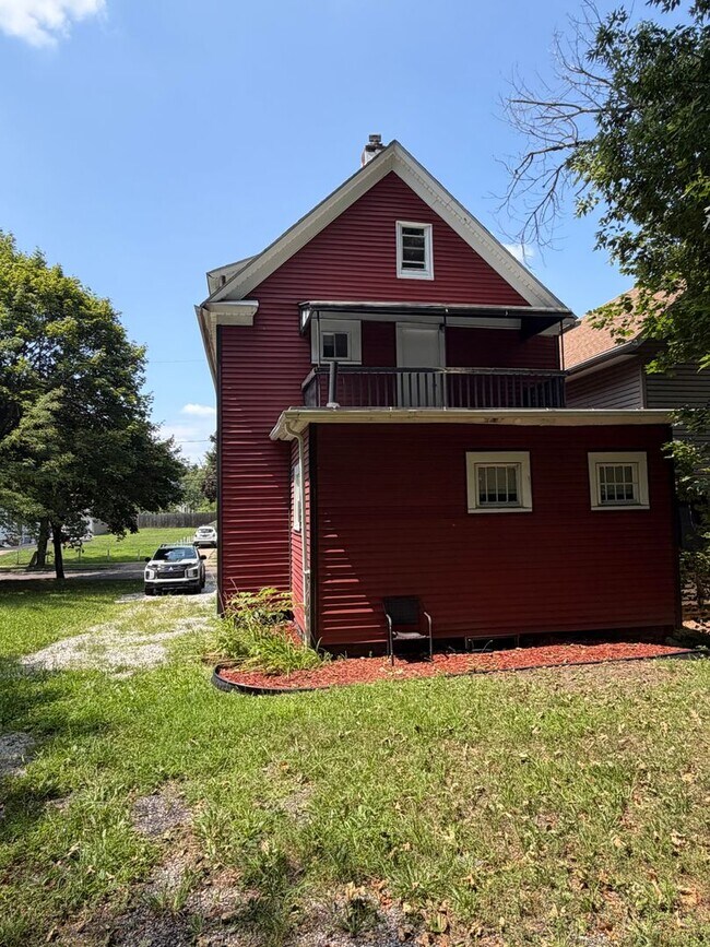 Photo - 879 Chalker St