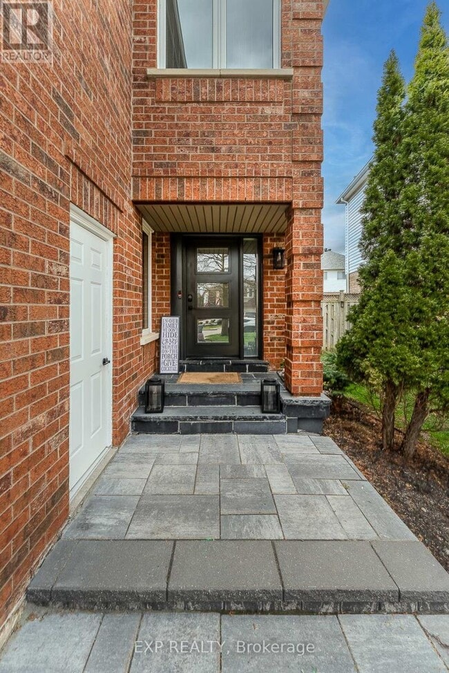 Photo - 457 Heddle Crescent