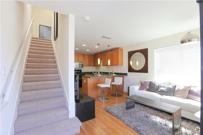 Building Photo - 711 W 32nd St Rental