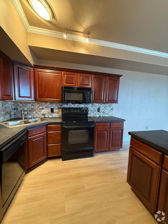 Building Photo - Spacious 1bd/1ba TOP FLOOR CONDO! Availabl... Unit 1112