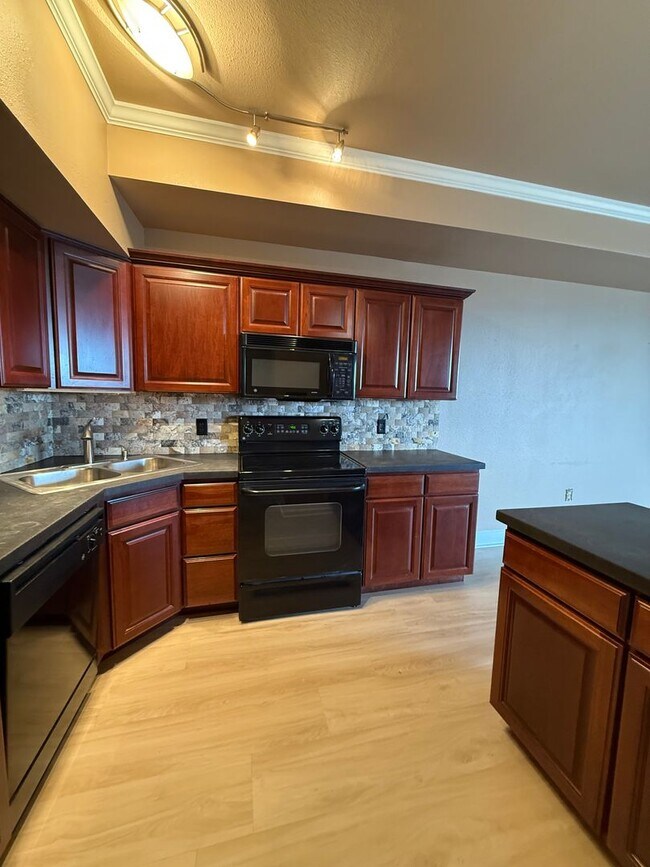 Spacious 1bd/1ba TOP FLOOR CONDO! Availabl... - Spacious 1bd/1ba TOP FLOOR CONDO! Availabl... Unit 1112