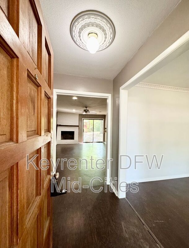 Photo - 313 Robinhood Dr