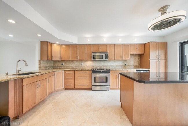 Building Photo - 525 Bayfront Dr