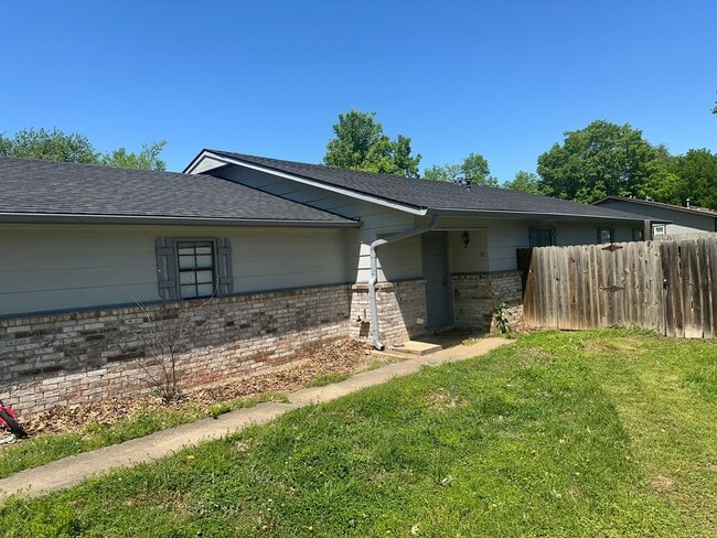 Photo - 2 Bedroom, 1 Bathroom, Right side of Duplex with fenced-in backyard and 1x Car Garage