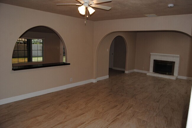 Photo - 8817 Butternut Ave