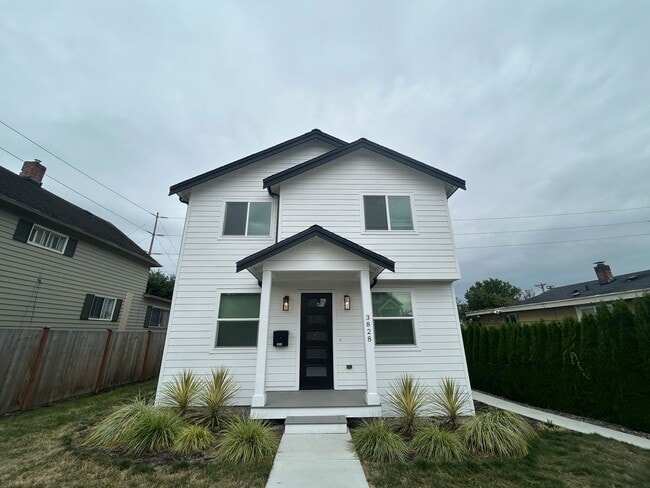 Building Photo - Gorgeous House in a Family-Friendly neighb...