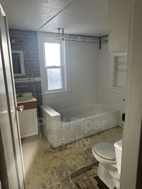 Photo - 639 W Pleasant St