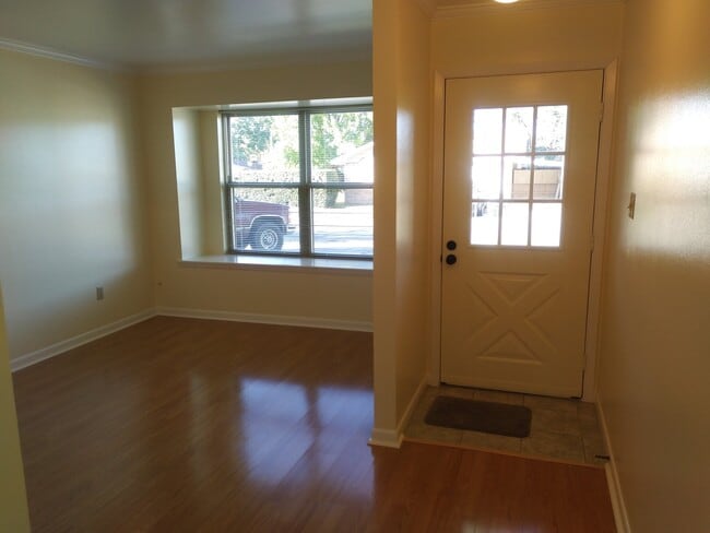 Photo - 1407 Plough St