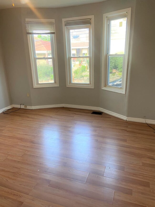 Building Photo - 2200 Milligan Ave Unit Apt 1