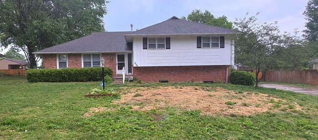 Building Photo - 4 Bedroom 2 Bathroom home in Willard Schools with a Huge Fenced Yard for $1,695!