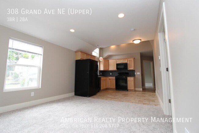 Photo - 308 Grand Ave NE