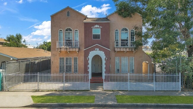 Building Photo - 1166 E 43rd Pl Unit 1166 1/2  E 43rd Pl