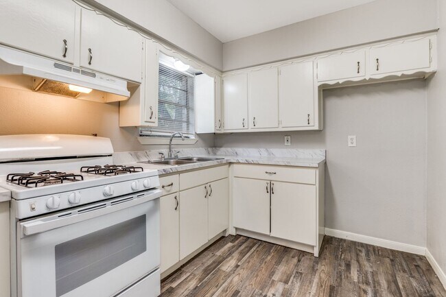 Photo - 404 Darlene Ln