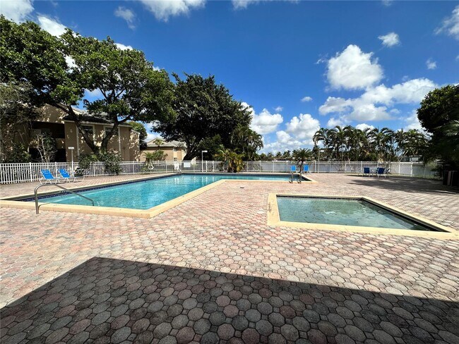 Building Photo - 1941 NW 96th Terrace Unit 8B