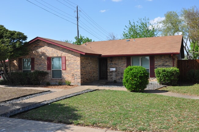 Building Photo - 2101 Deerfield Dr Rental