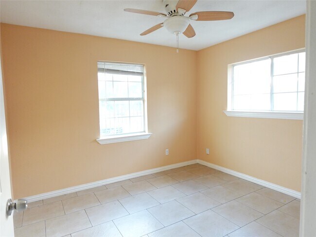 Photo - 4721 Denmark St