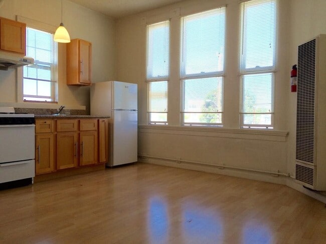 Building Photo - 850 6th Ave Unit C