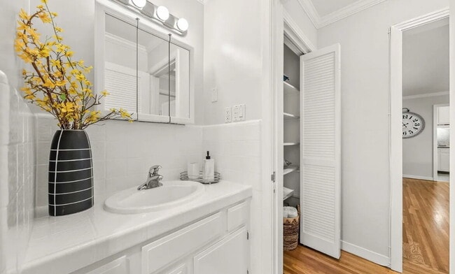 Photo - Spacious 1 bedroom 1 bathroom top floor unit in a highly desirable west side location!