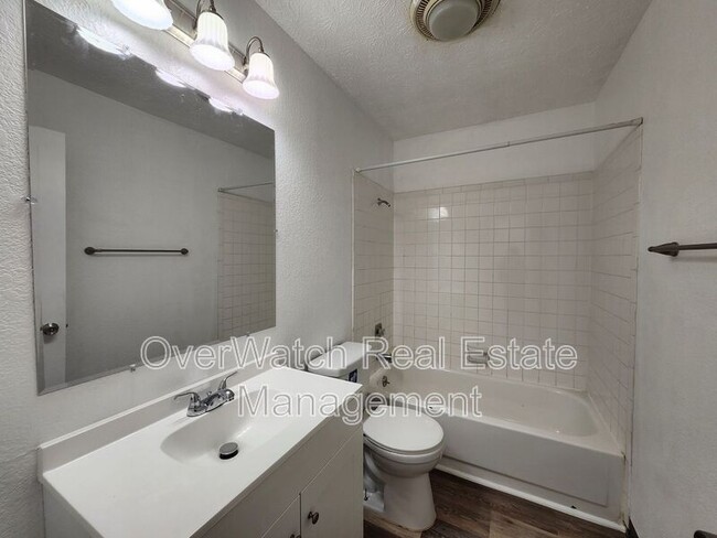 Building Photo - 821 E 12th Ave