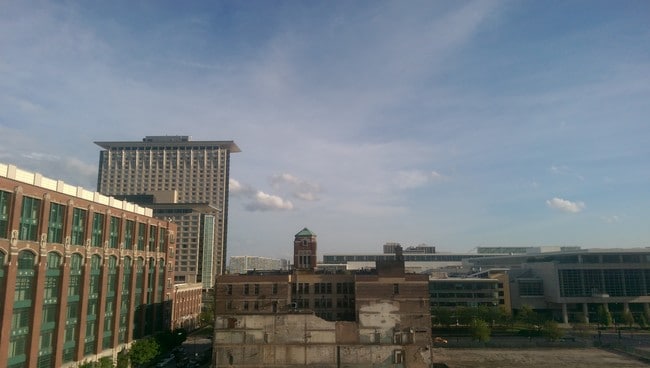 Building Photo - 320 E 21st St Unit 614