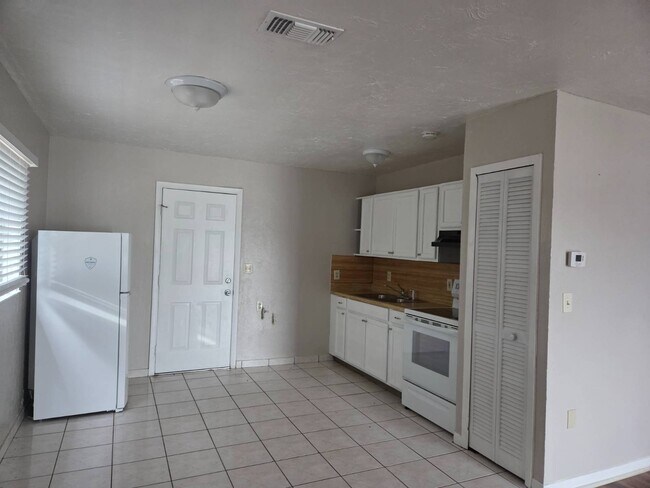 Photo - 449 Las Palmas Cir