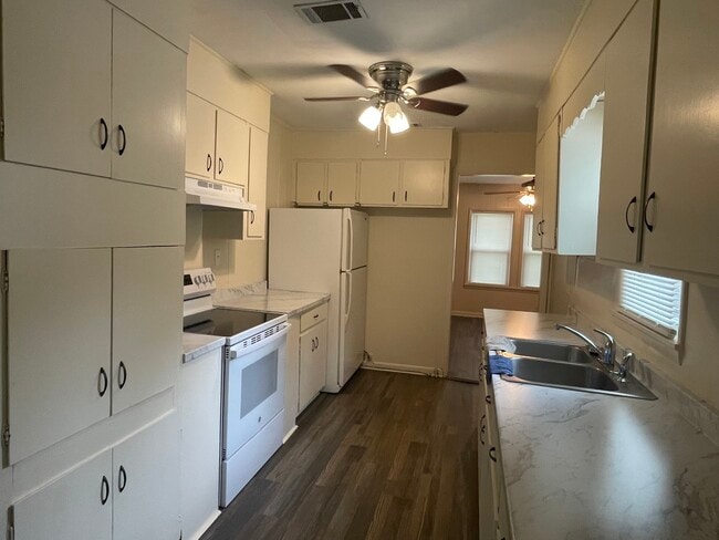 Photo - 209 E Howard St