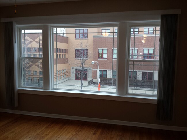 Building Photo - 4833 W Walton St Unit 4833 W Walton 1st floor