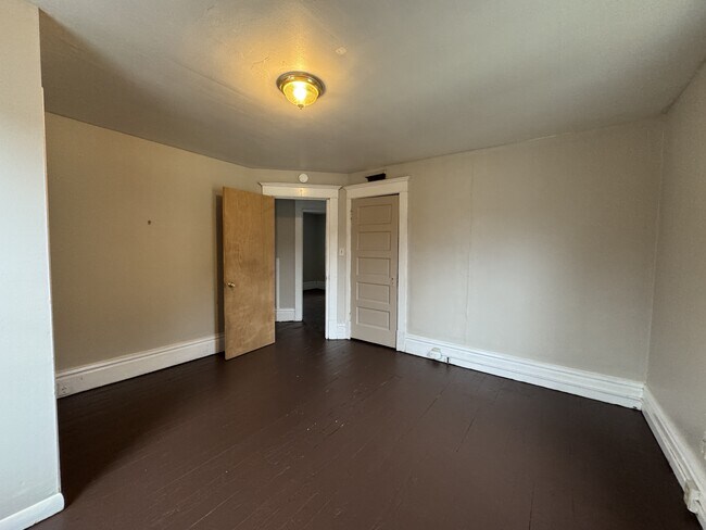 Photo - 557 Clark St