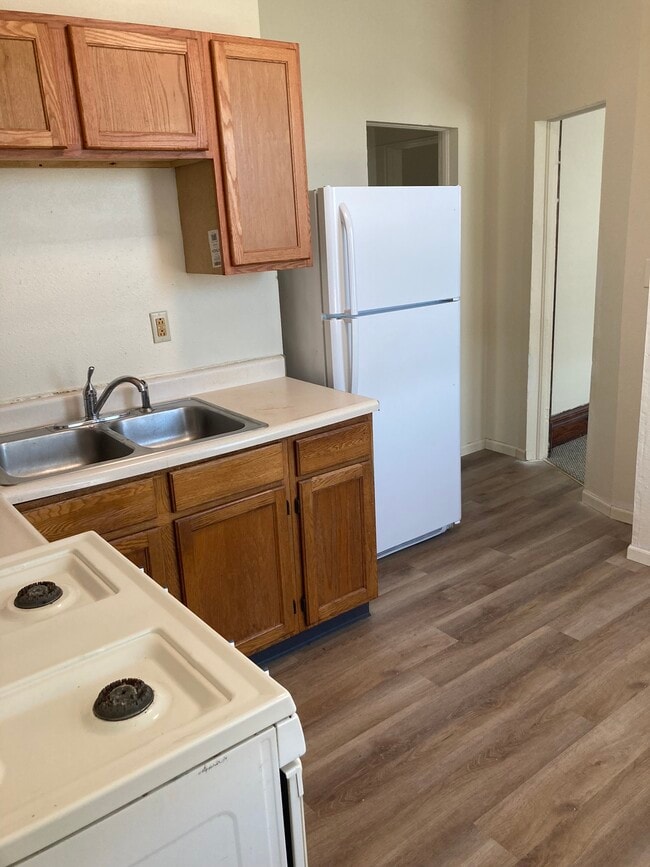 Kitchen - 90 Kaufmann Ave Unit 1