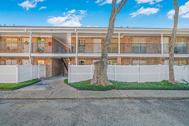 Building Photo - 14333 Memorial Dr Unit 56