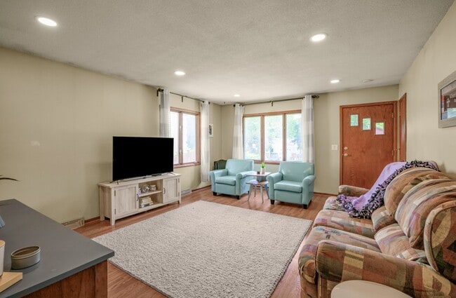 Photo - 2715 Kirkwood Ln N