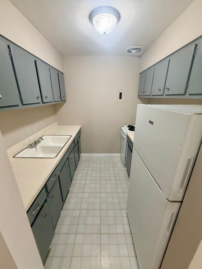 Building Photo - 1568 Alexandria Dr Unit 8B(Z3)