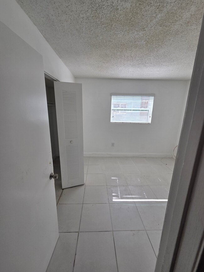 room 2 - 2460 W 56th St Unit 6
