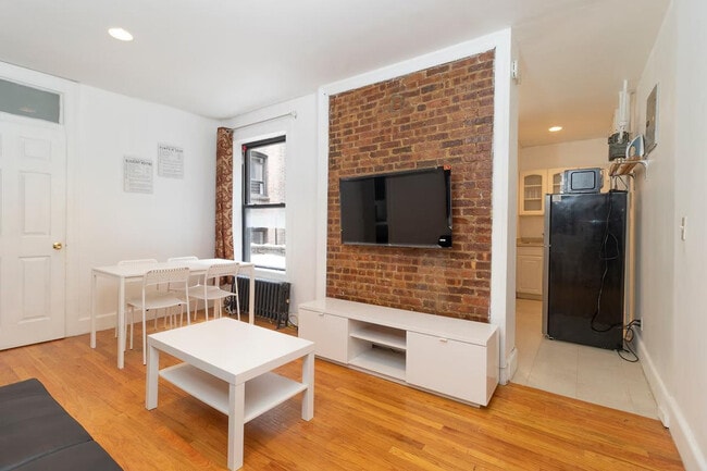 Building Photo - 322 E 93rd St Rental
