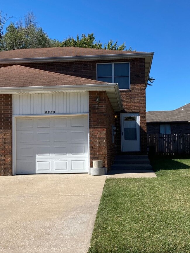 Building Photo - Great 2 bedroom 1.5 bathroom Duplex