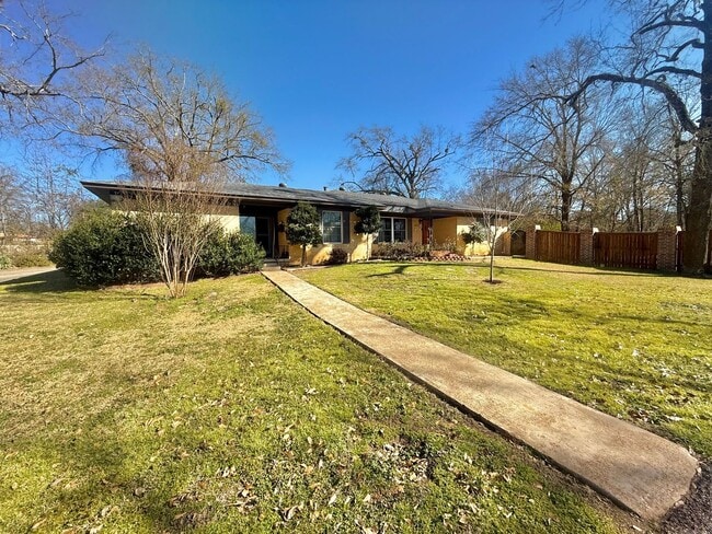 Building Photo - 2008 Longview Dr