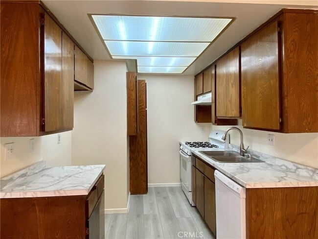 Building Photo - 1400 W Warner Ave Unit 9